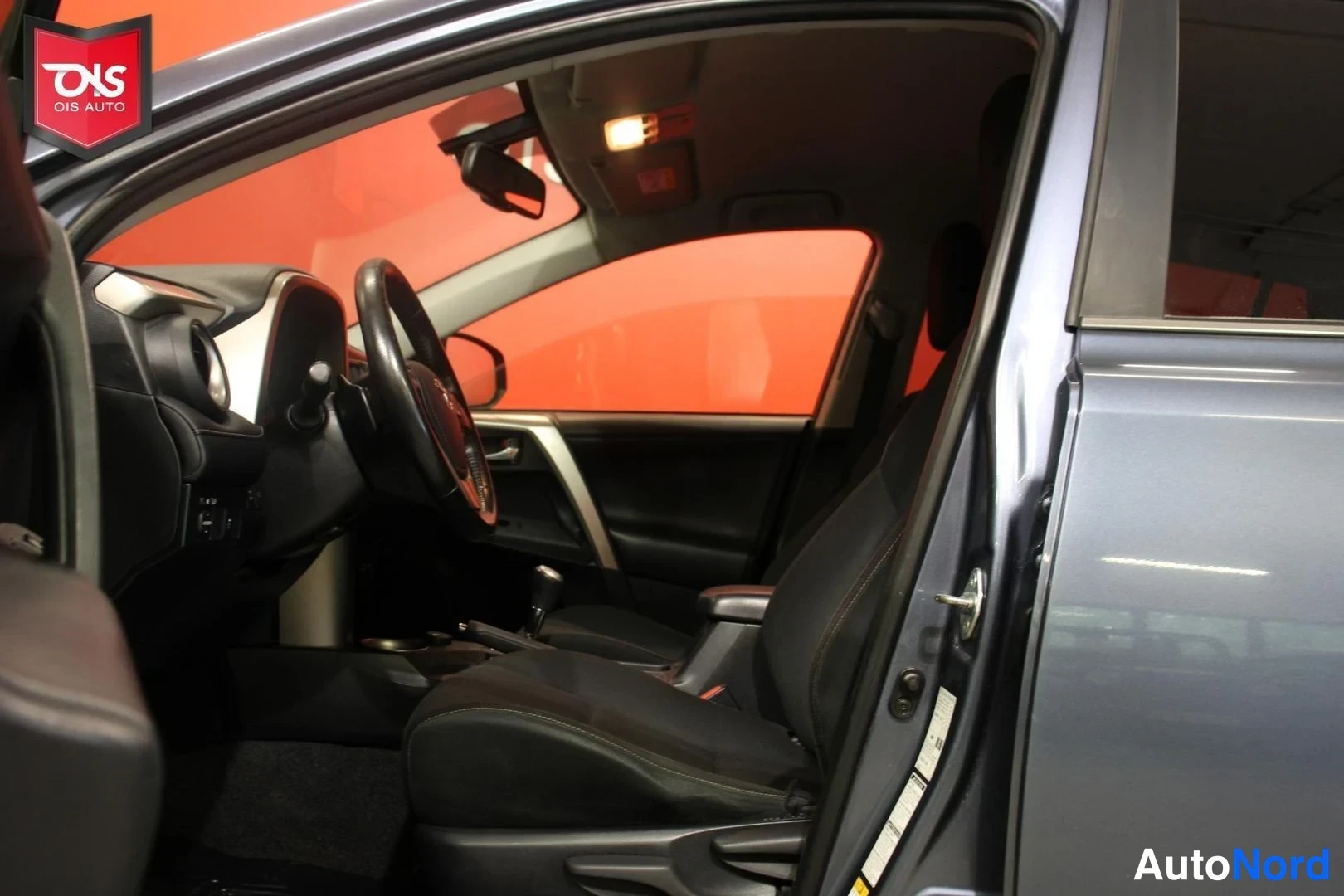 Sininen Toyota RAV4 2013, ohjaamo, kuva 9