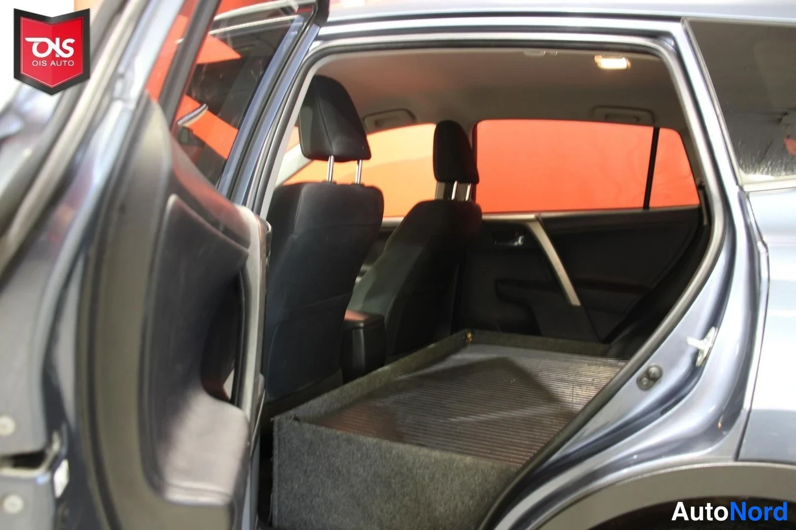 Sininen Toyota RAV4 2013, tavaratila, kuva 13