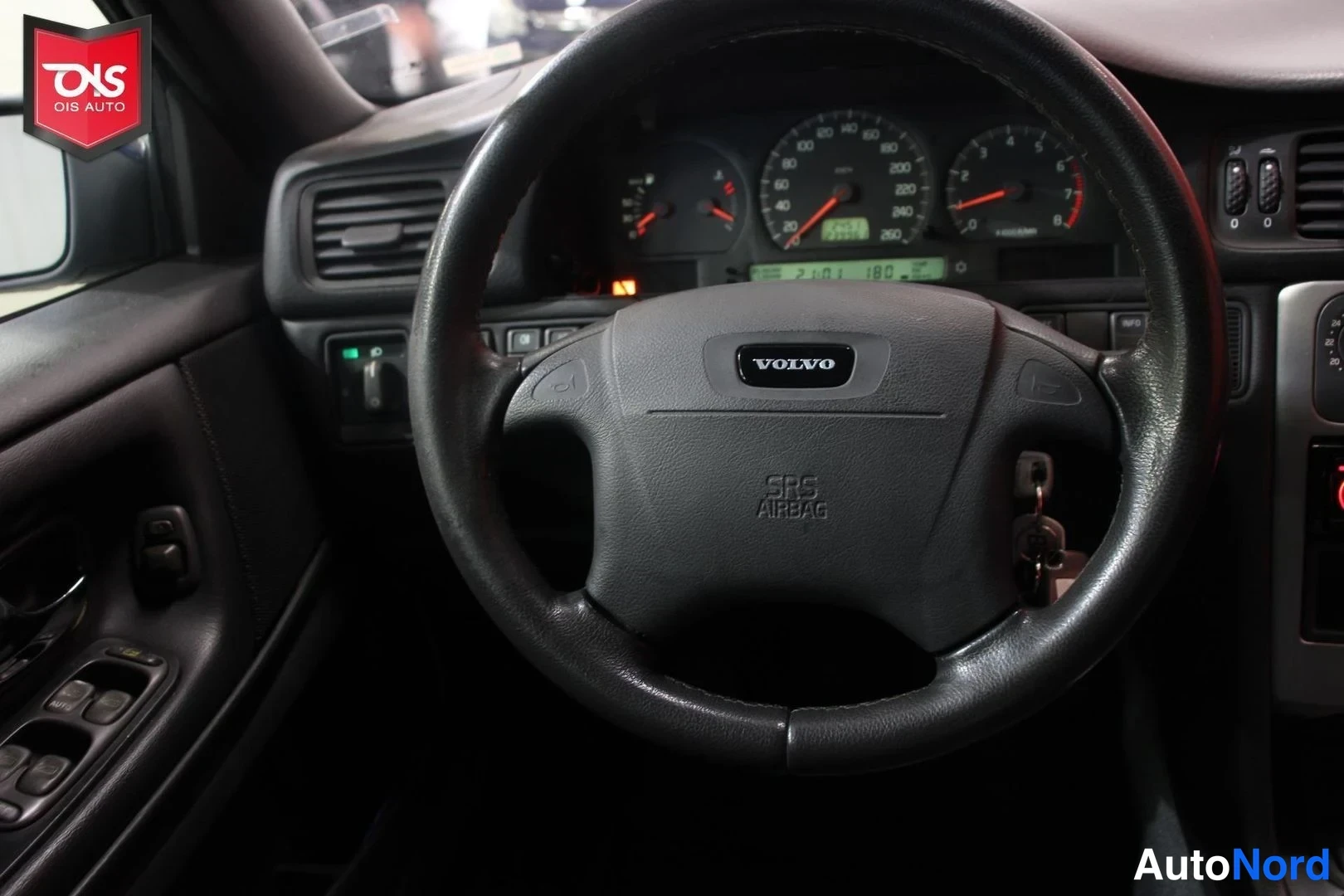 Sininen Volvo S70 2000, ohjaamo, kuva 8