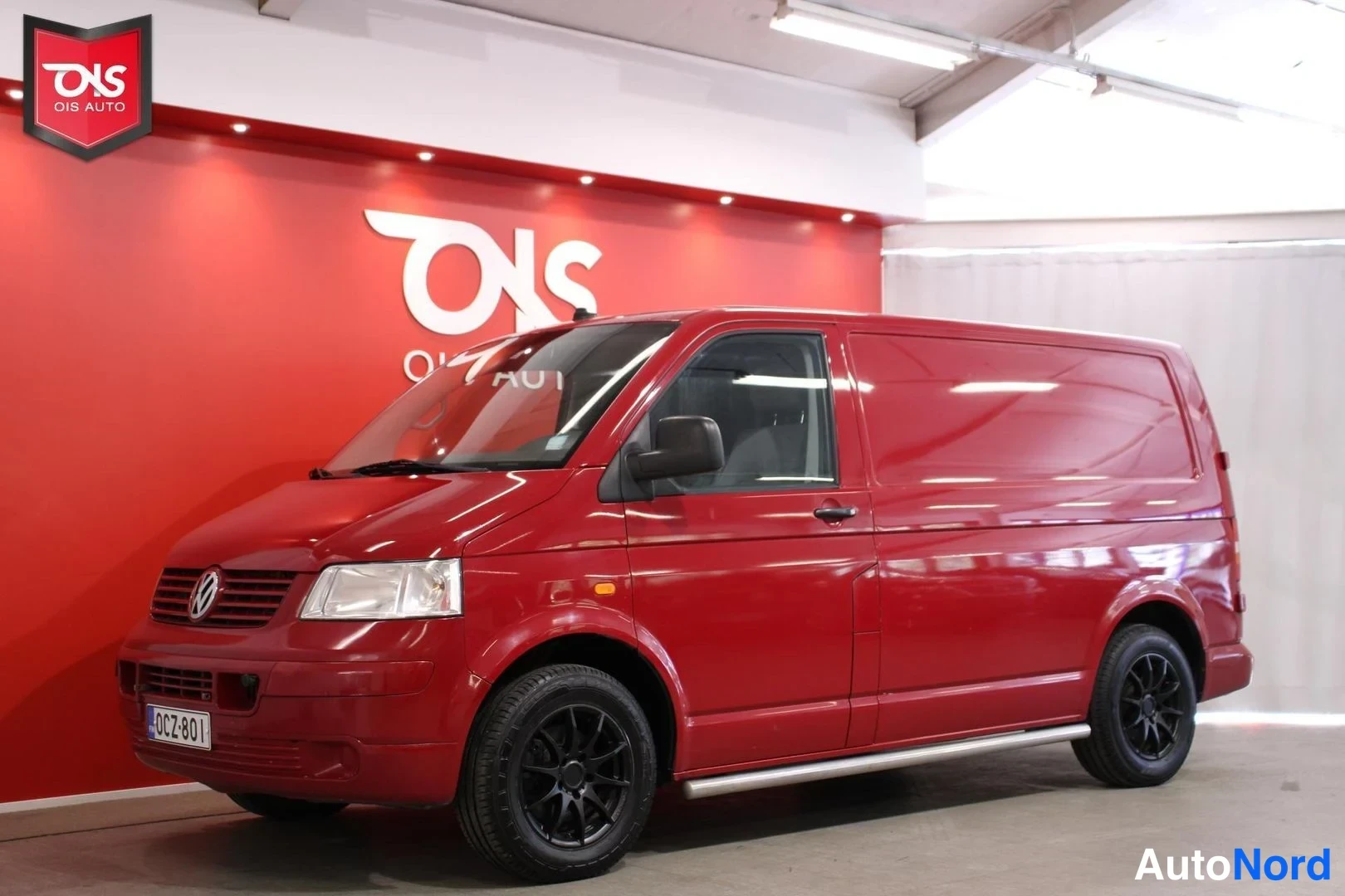 Punainen Volkswagen Transporter 2005, etuviisto, keula vasemmalle, kuva 2