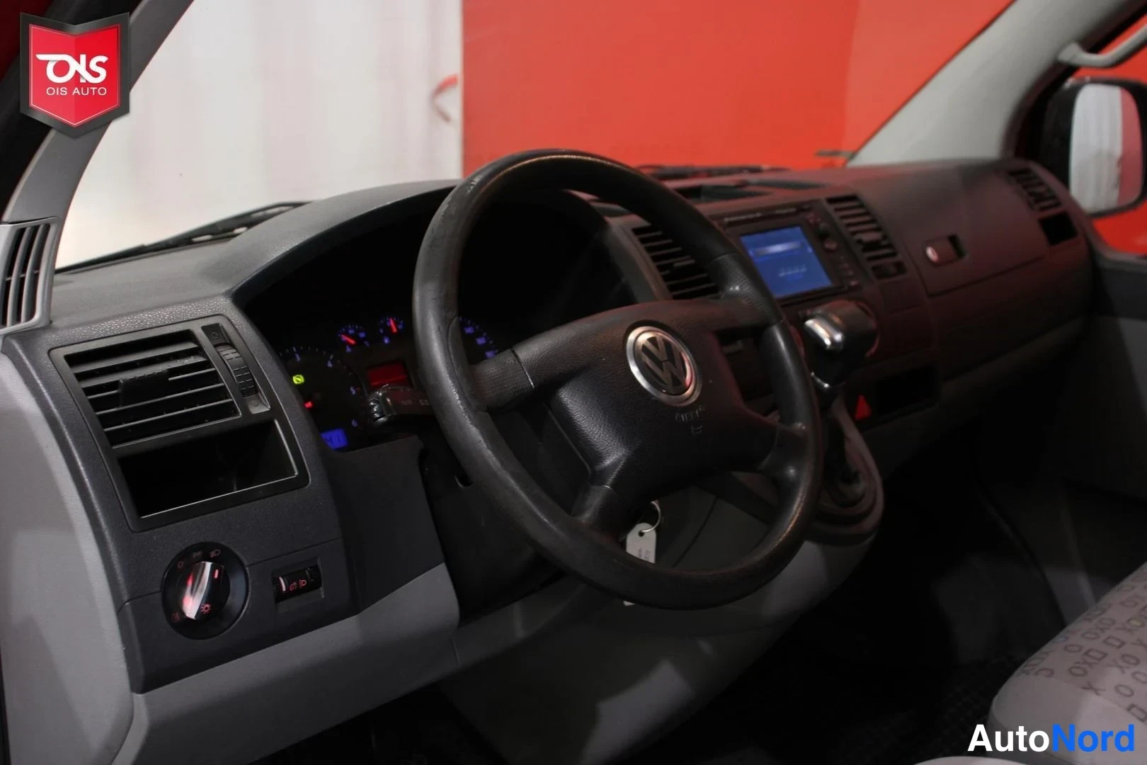 Punainen Volkswagen Transporter 2005, ohjaamo, kuva 10