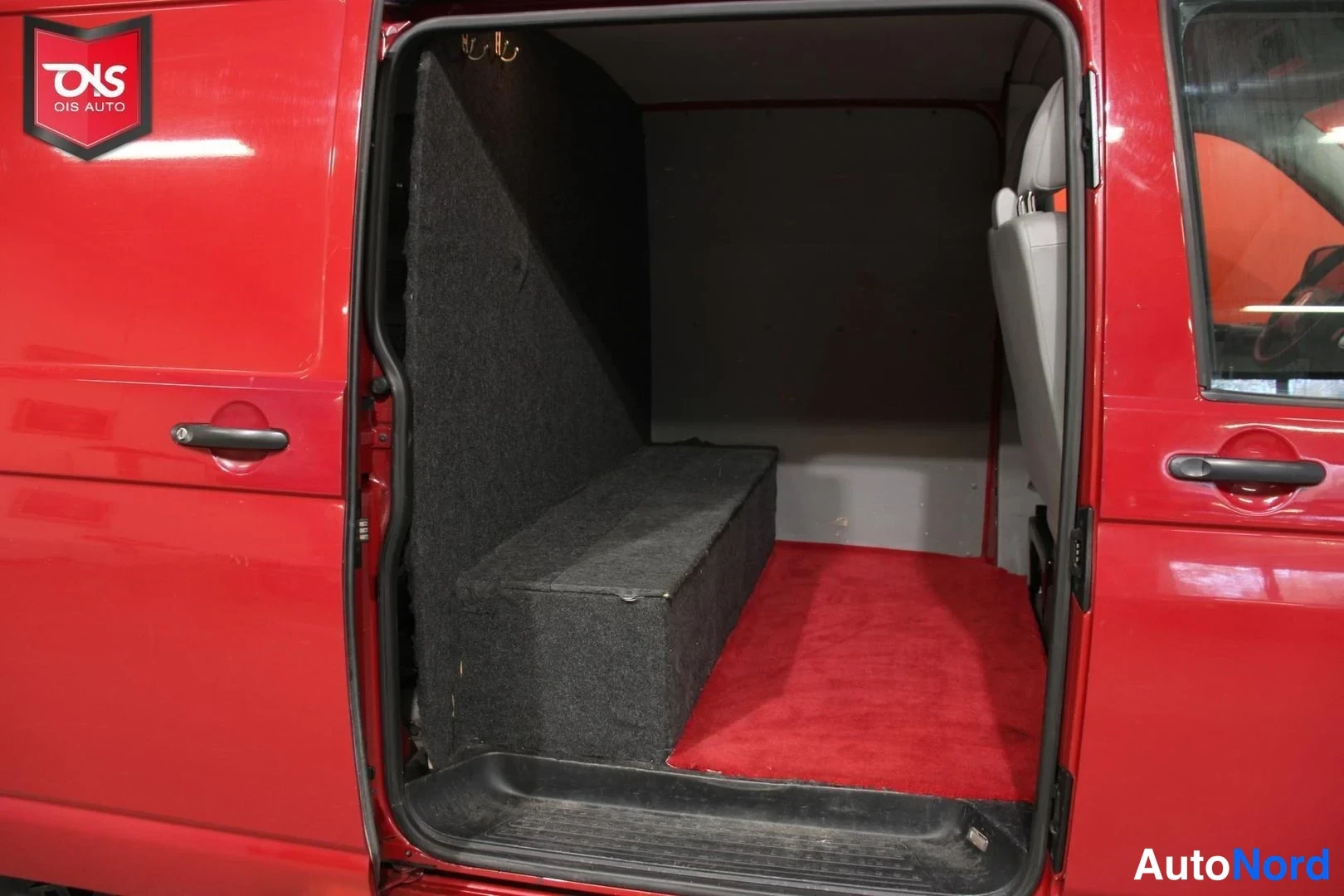 Punainen Volkswagen Transporter 2005, tavaratila, kuva 16
