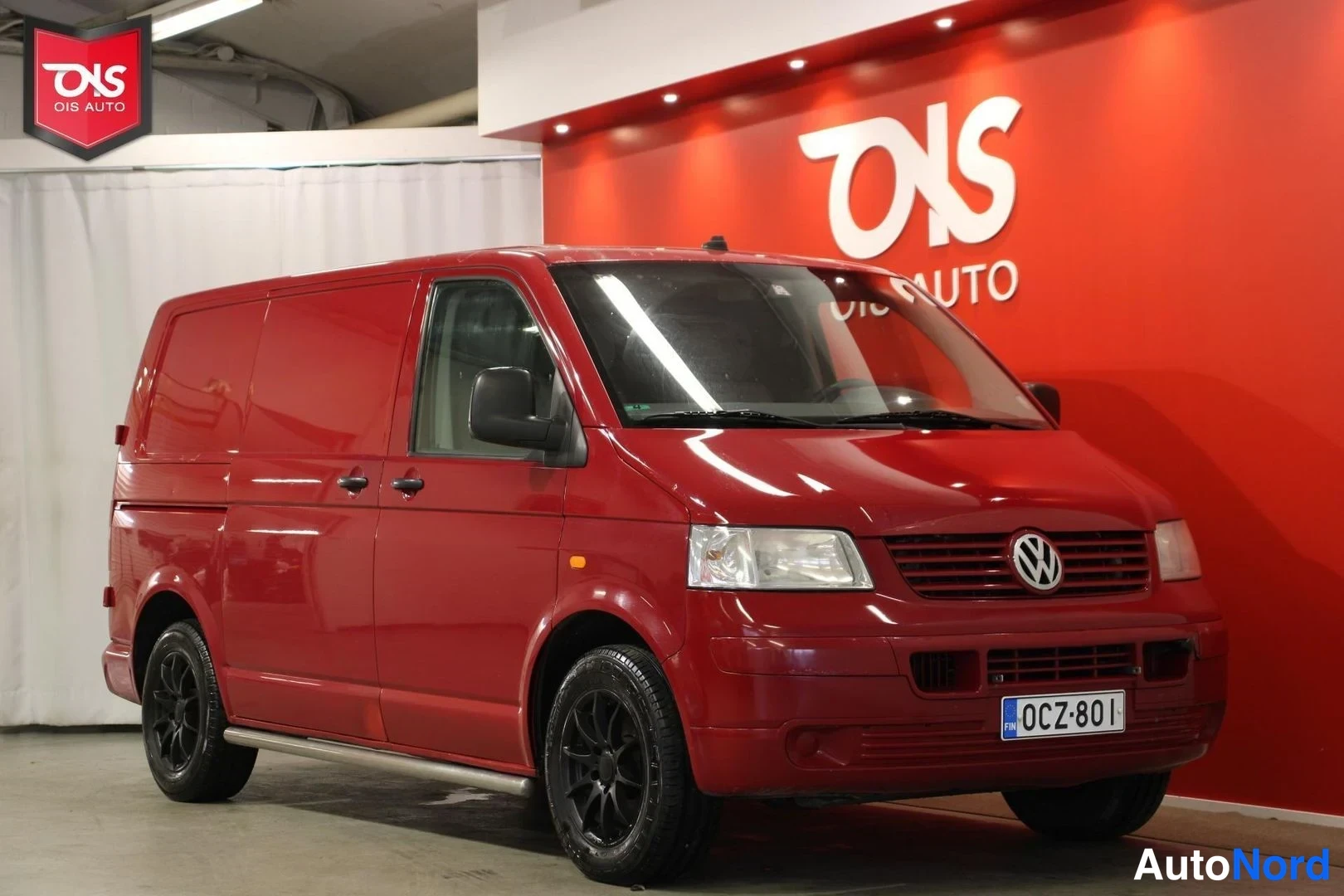 Punainen Volkswagen Transporter 2005, etuviisto, keula oikealle, kuva 4
