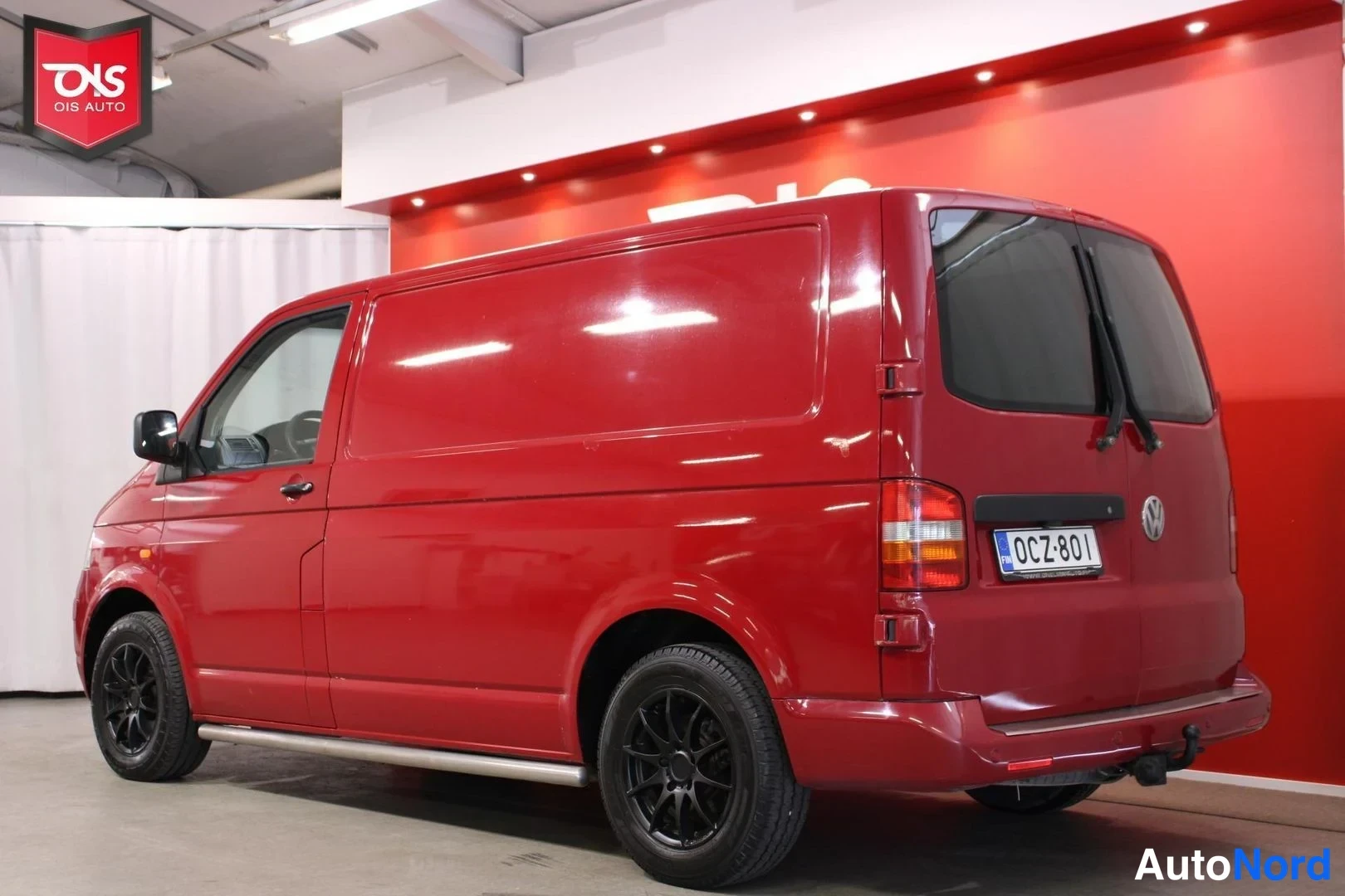 Punainen Volkswagen Transporter 2005, etuviisto, keula vasemmalle, kuva 3