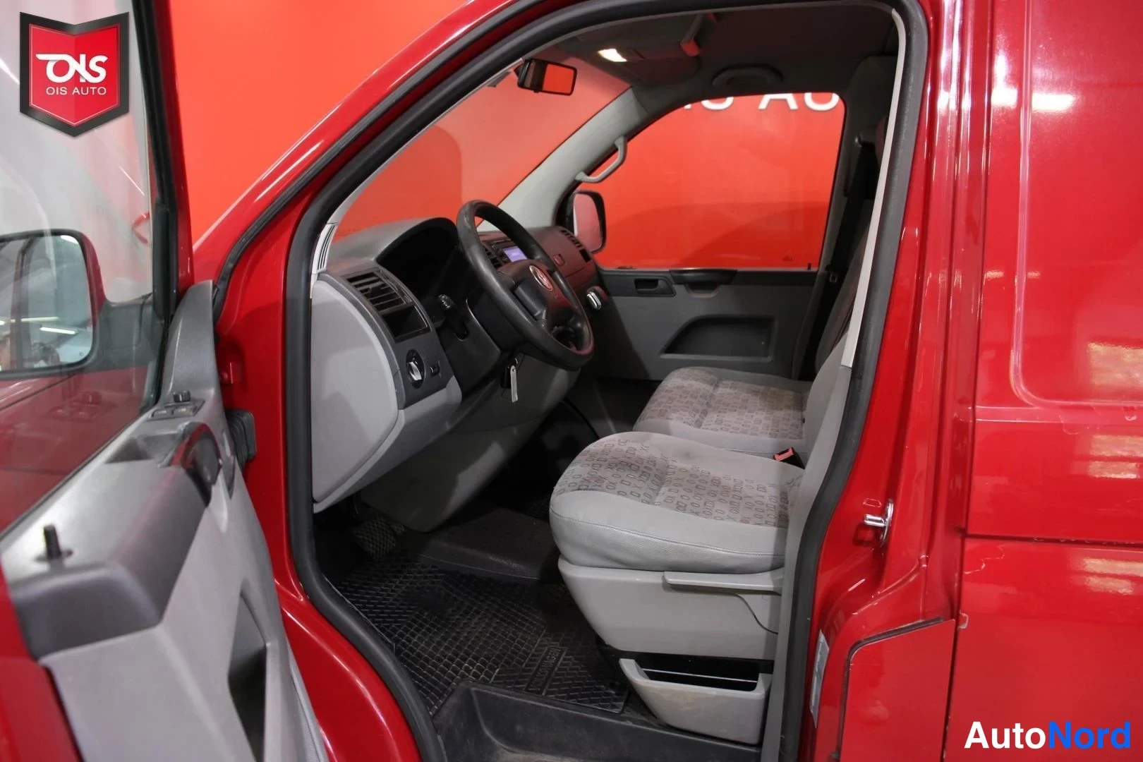 Punainen Volkswagen Transporter 2005, ohjaamo, kuva 9