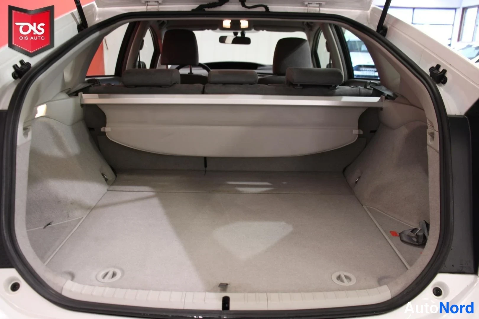 Valkoinen Toyota Prius 2010, tavaratila, kuva 16