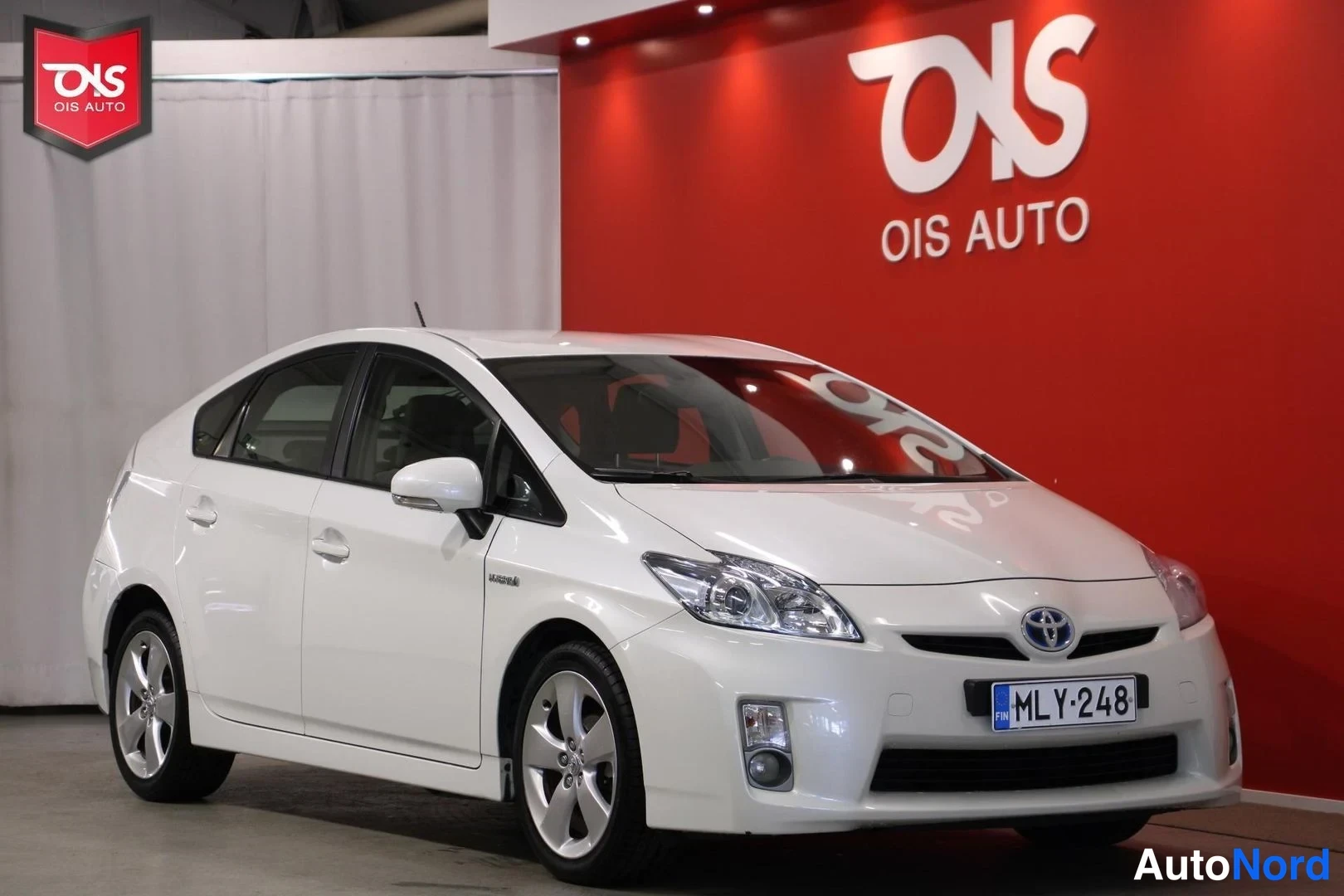 Valkoinen Toyota Prius 2010, etuviisto, keula oikealle, kuva 3