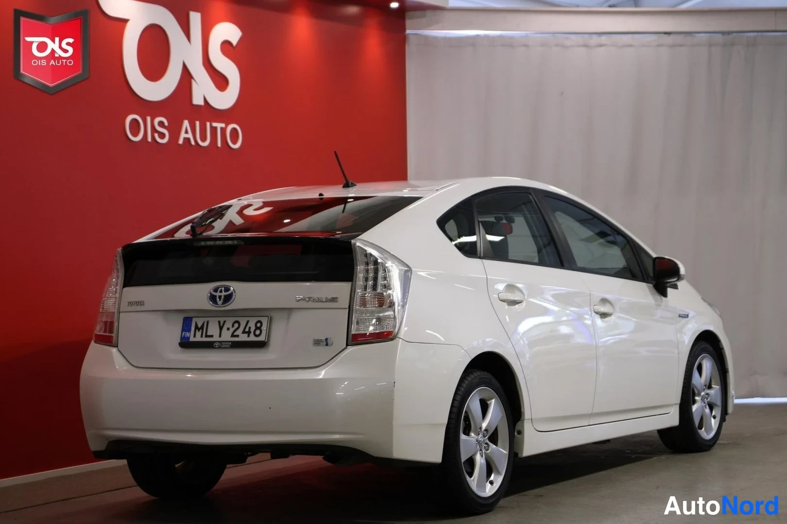 Valkoinen Toyota Prius 2010, takaviisto, kuva 6