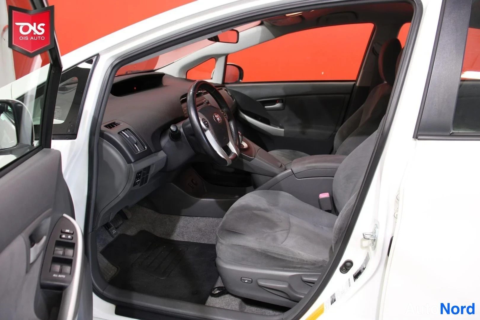 Valkoinen Toyota Prius 2010, etuistuimet, kuva 10