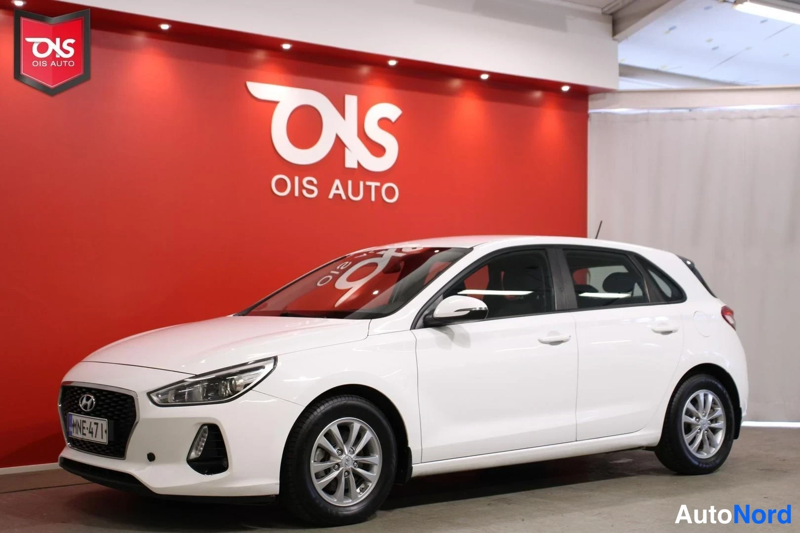 Valkoinen Hyundai i30 2018, etuviisto, keula vasemmalle, kuva 2