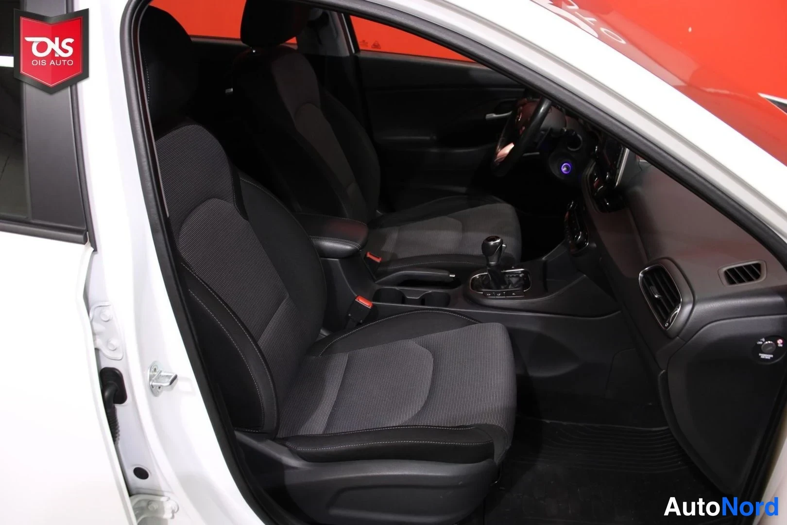 Valkoinen Hyundai i30 2018, etuistuimet, kuva 12