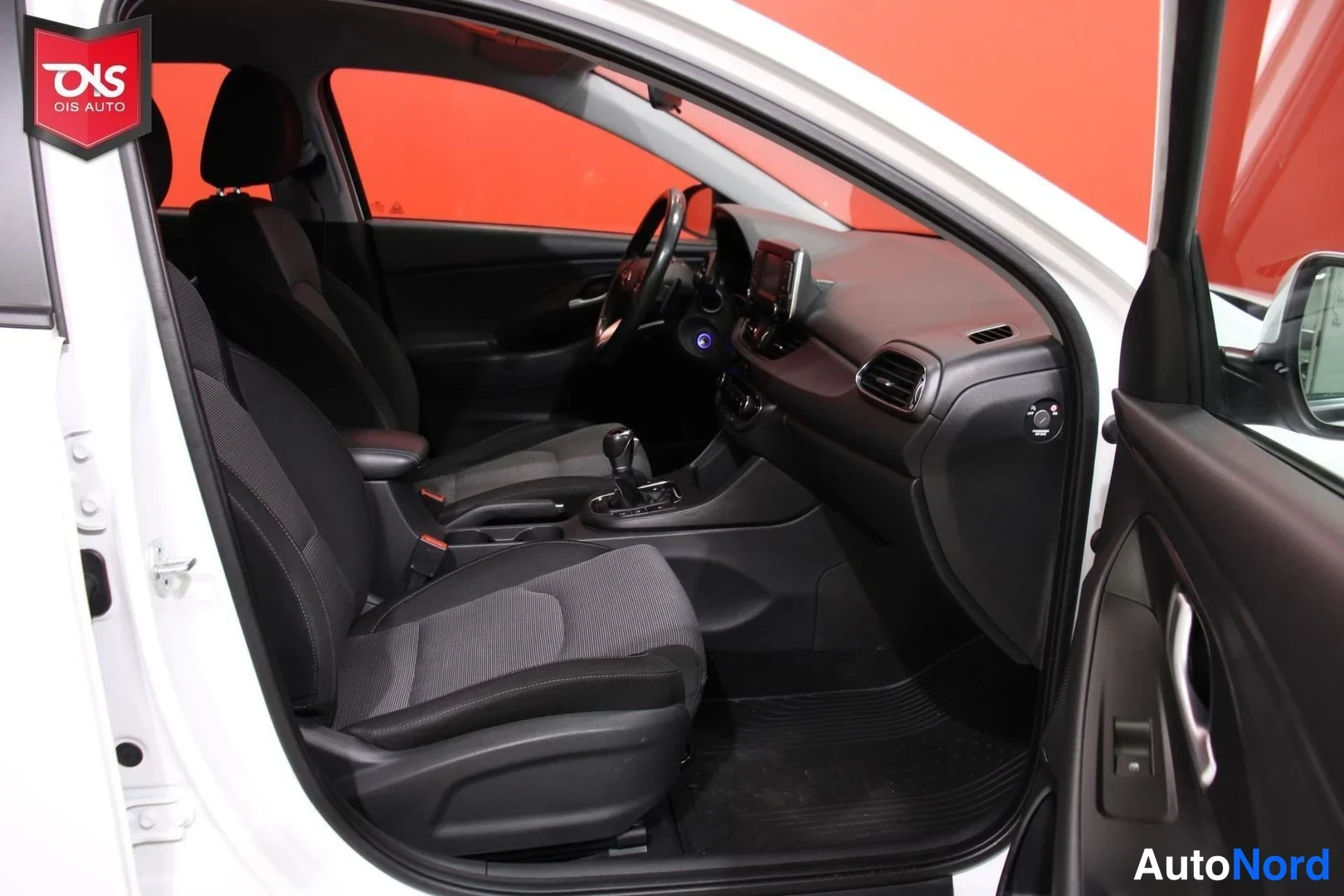 Valkoinen Hyundai i30 2018, ohjaamo, kuva 10
