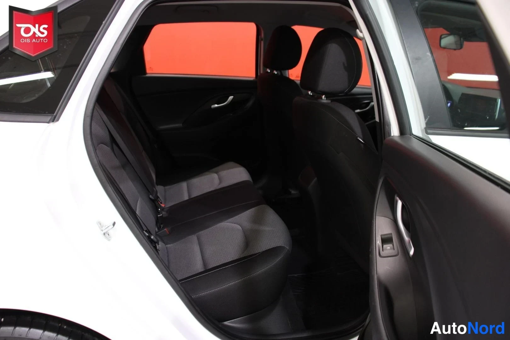 Valkoinen Hyundai i30 2018, takaistuimet, kuva 14