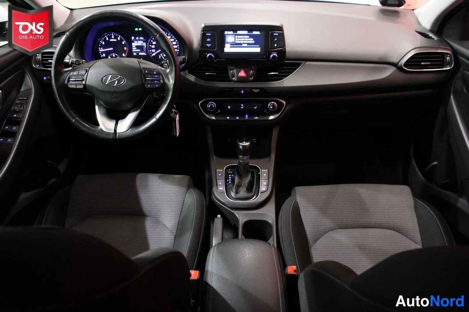 Valkoinen Hyundai i30 2018, ohjaamo, kuva 11