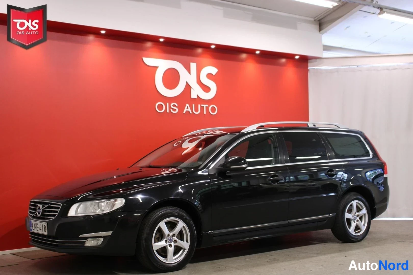 Musta Volvo V70 2016, etuviisto, keula vasemmalle, kuva 2