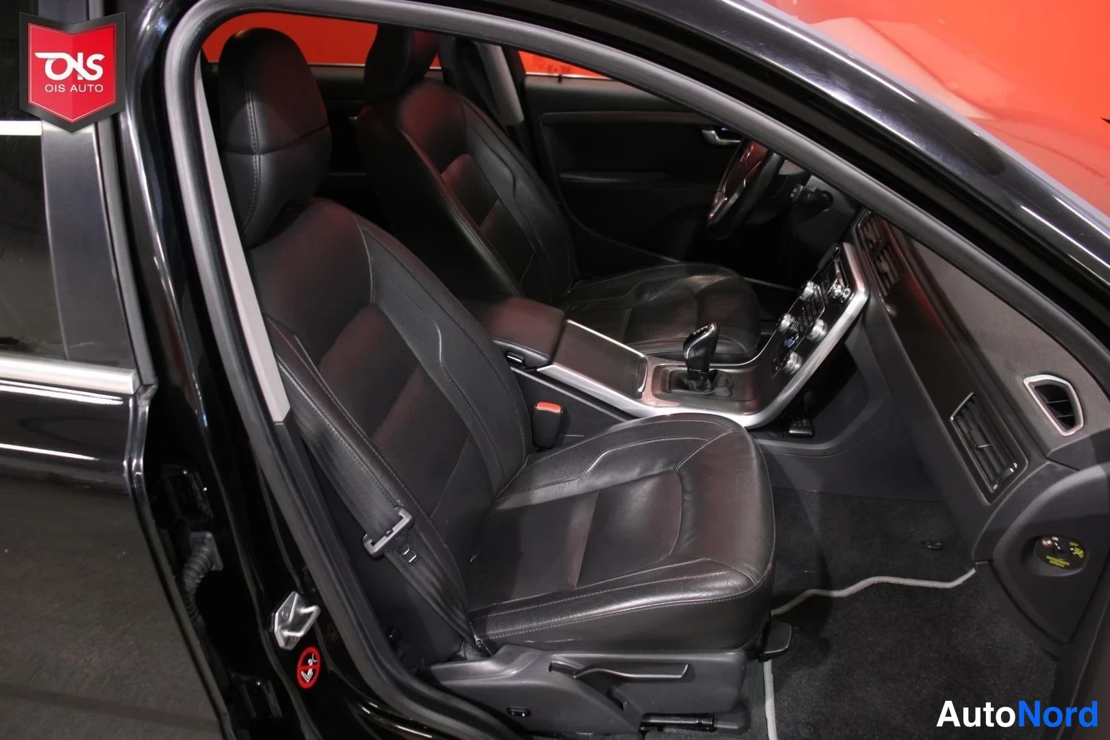 Musta Volvo V70 2016, etuistuimet, kuva 13
