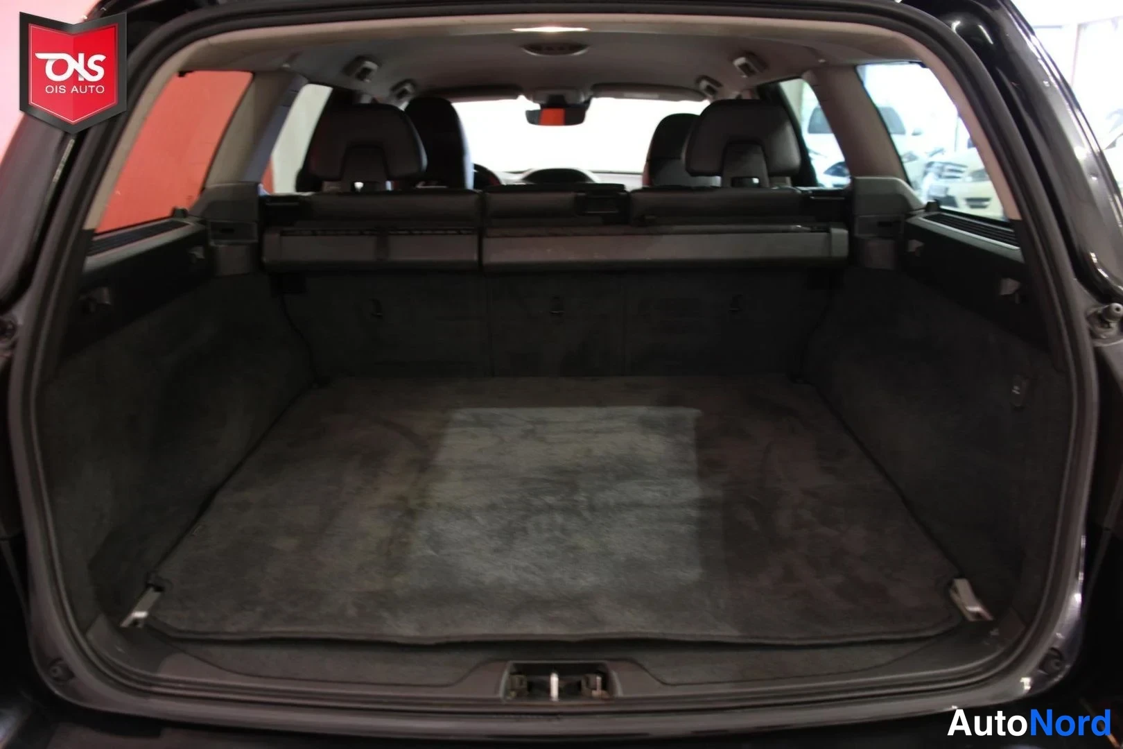 Musta Volvo V70 2016, tavaratila, kuva 16
