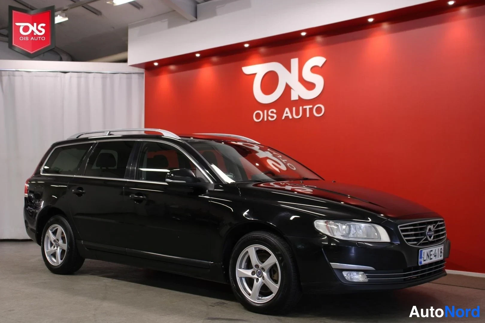 Musta Volvo V70 2016, etuviisto, keula oikealle, kuva 4