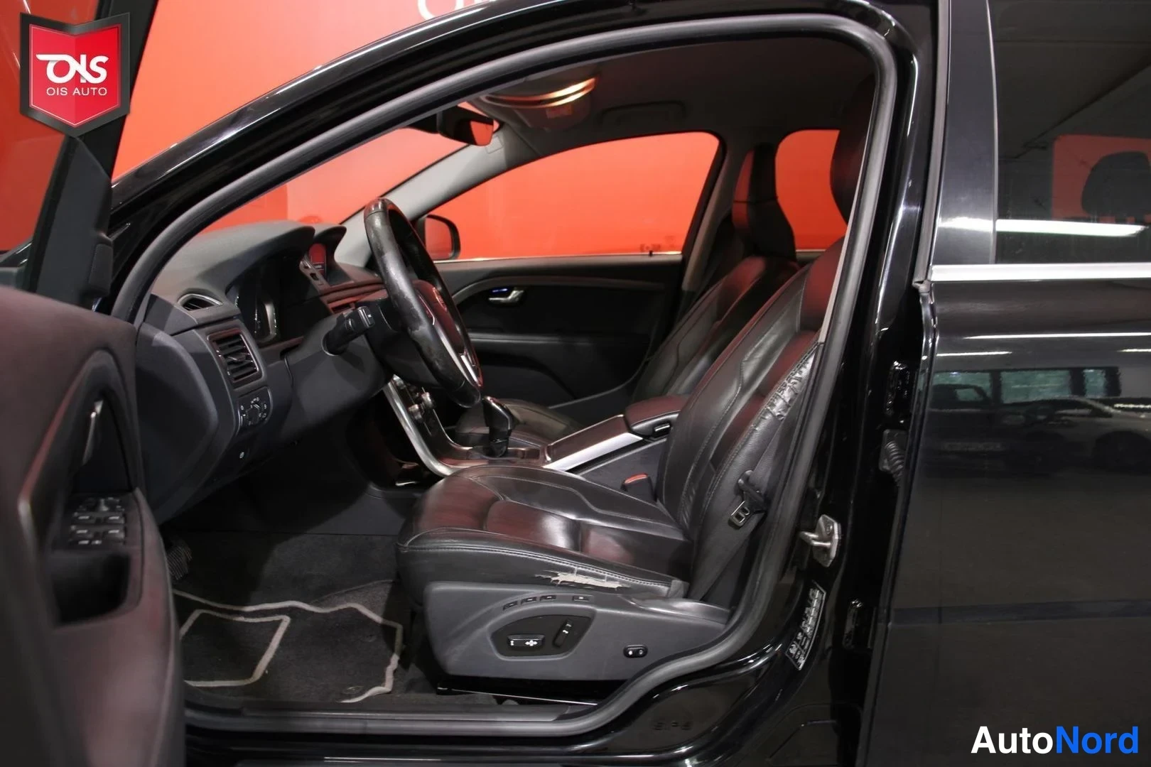 Musta Volvo V70 2016, ohjaamo, kuva 9