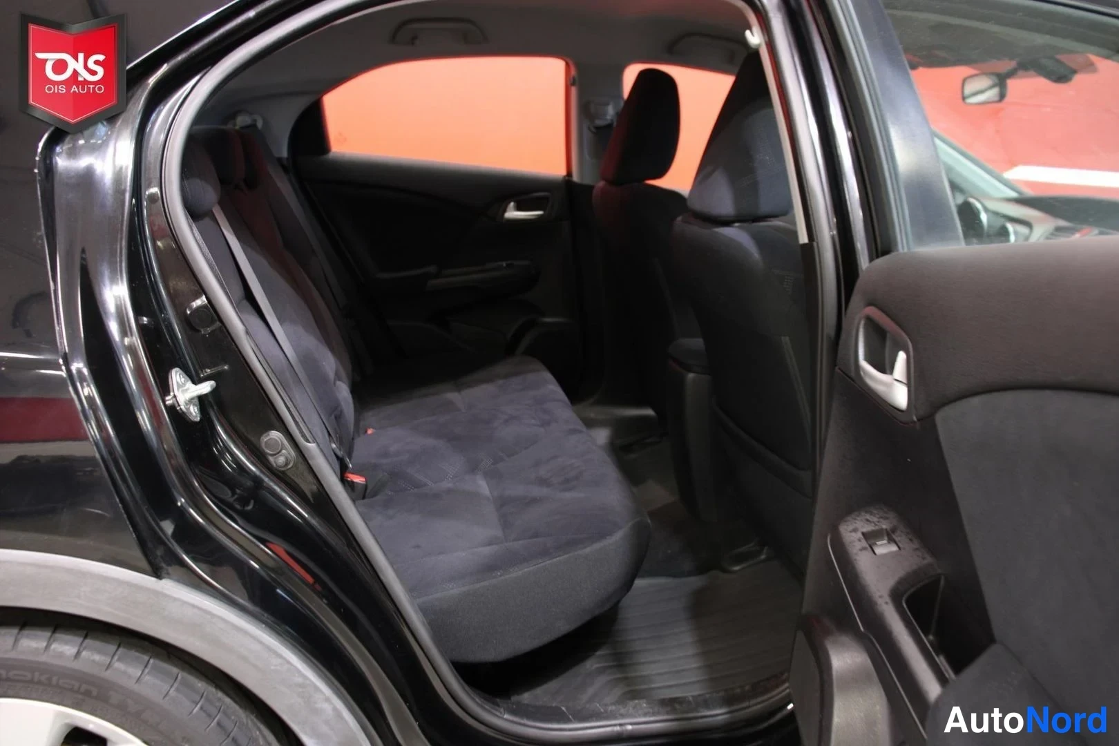 Musta Honda Civic 2013, takaistuimet, kuva 14