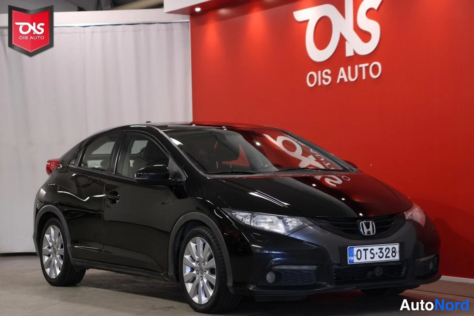 Musta Honda Civic 2013, etuviisto, keula oikealle, kuva 3