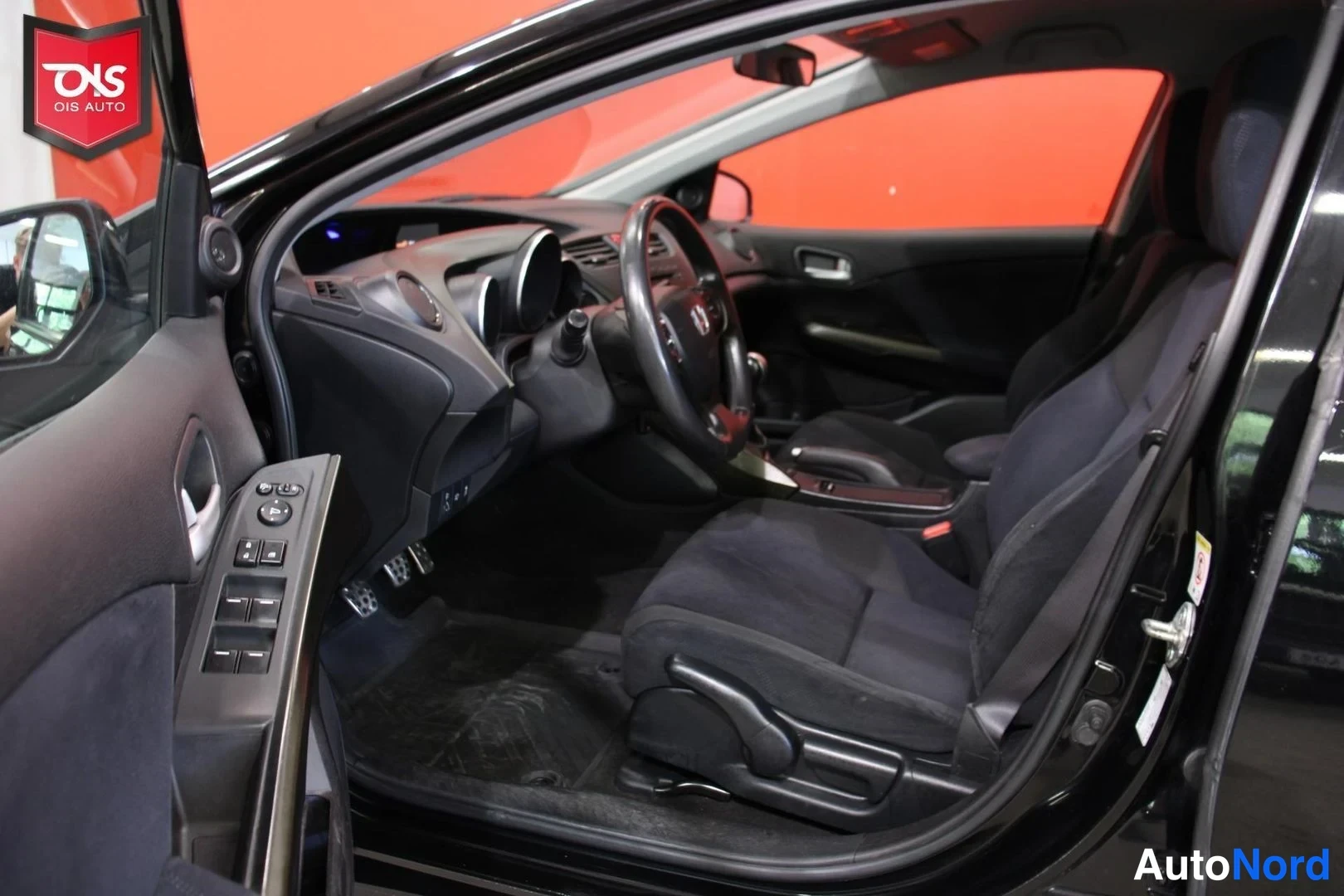 Musta Honda Civic 2013, ohjaamo, kuva 9