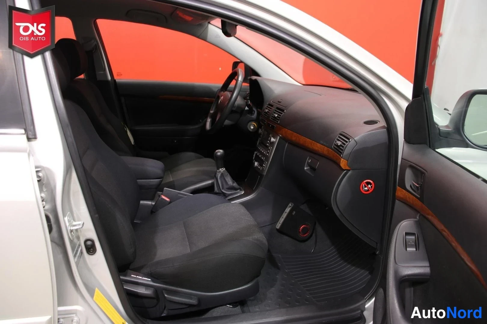 Hopea Toyota Avensis 2007, ohjaamo, kuva 10