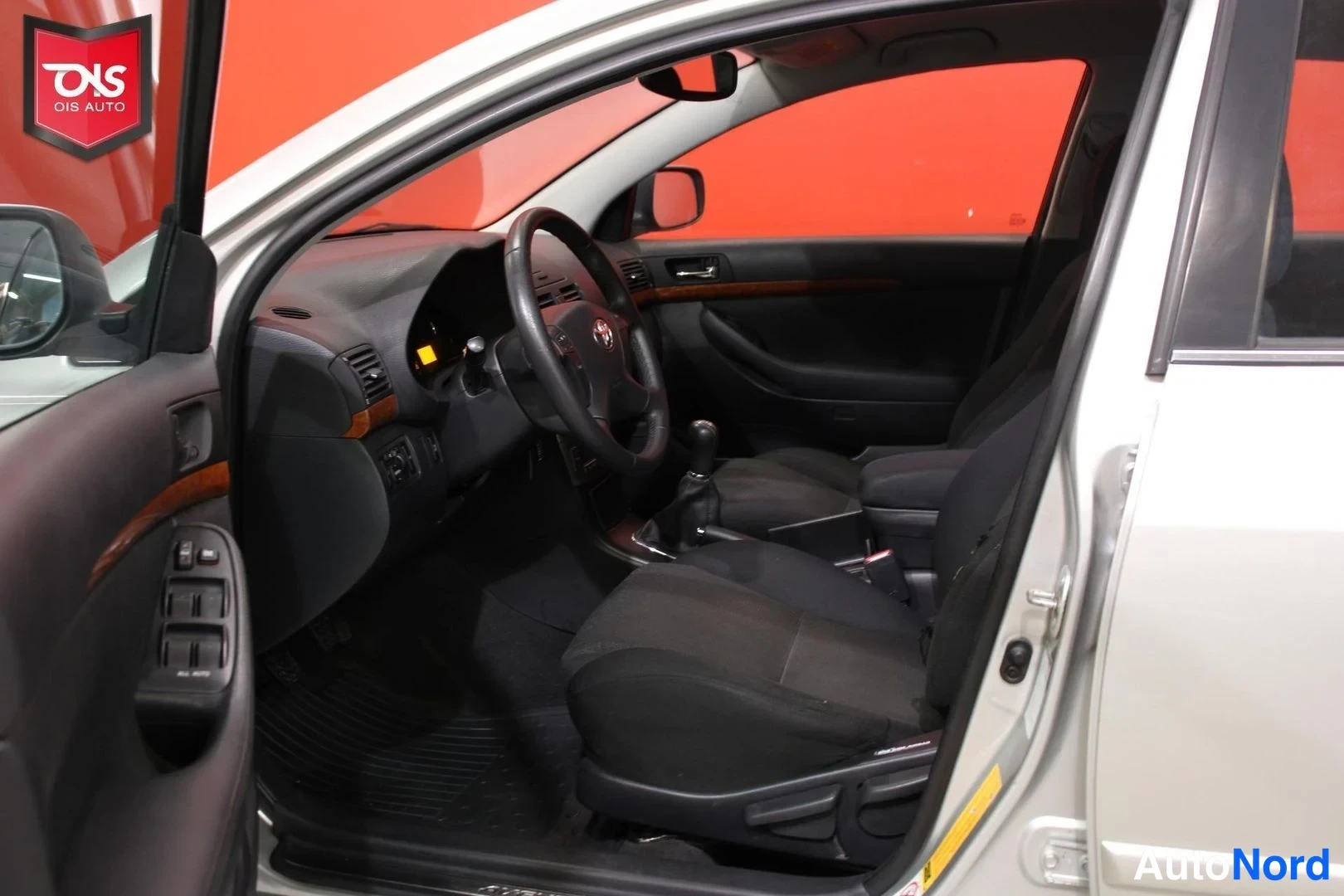 Hopea Toyota Avensis 2007, ohjaamo, kuva 9