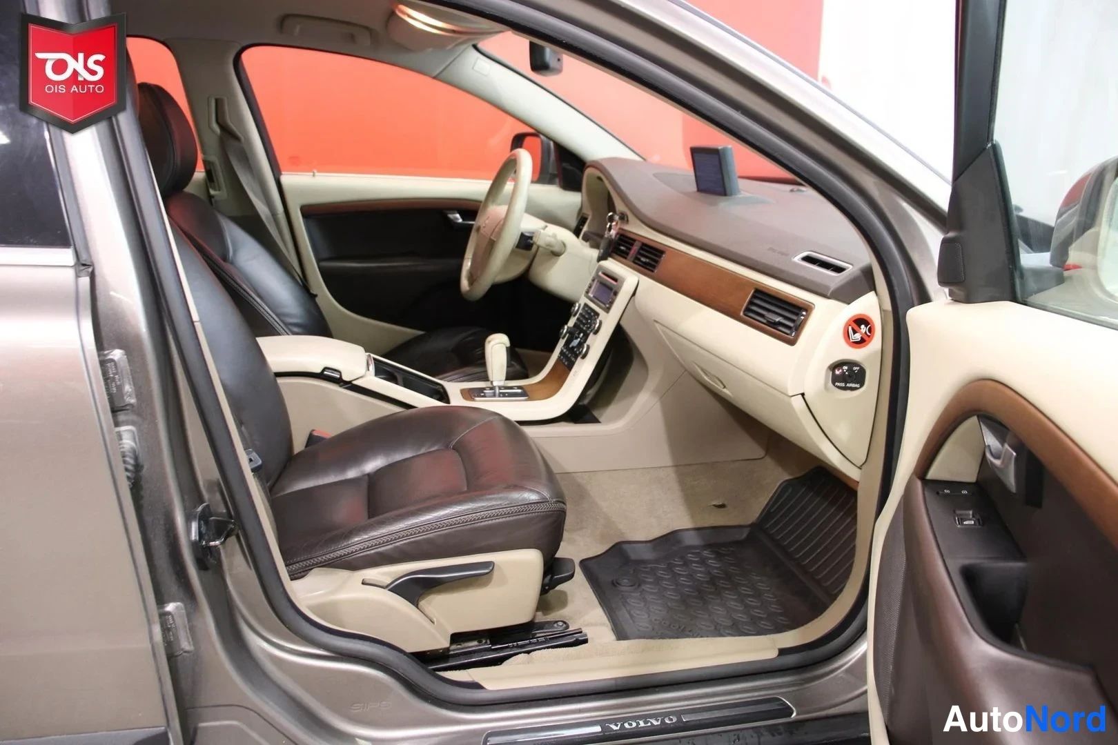 Ruskea Volvo XC70 2008, ohjaamo, kuva 11