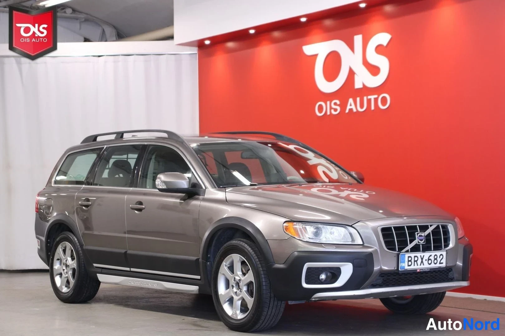 Ruskea Volvo XC70 2008, etuviisto, keula oikealle, kuva 3