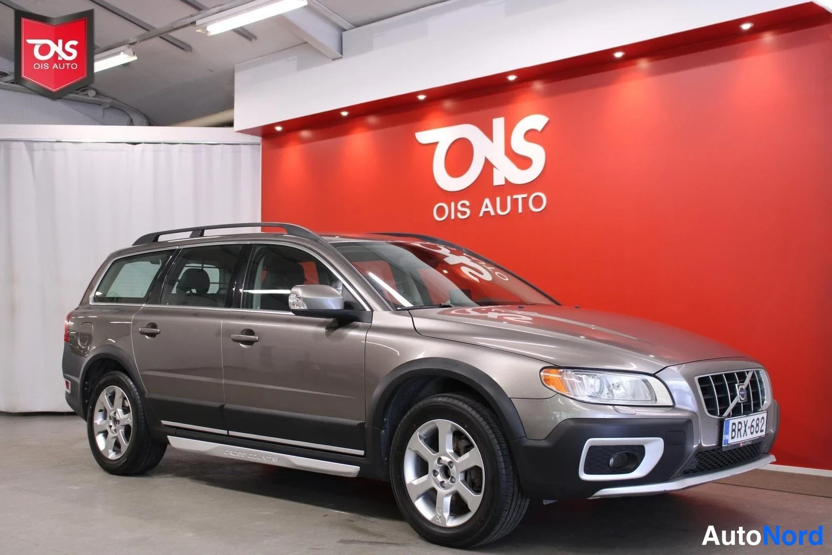 Ruskea Volvo XC70 2008, etuviisto, keula oikealle, kuva 4
