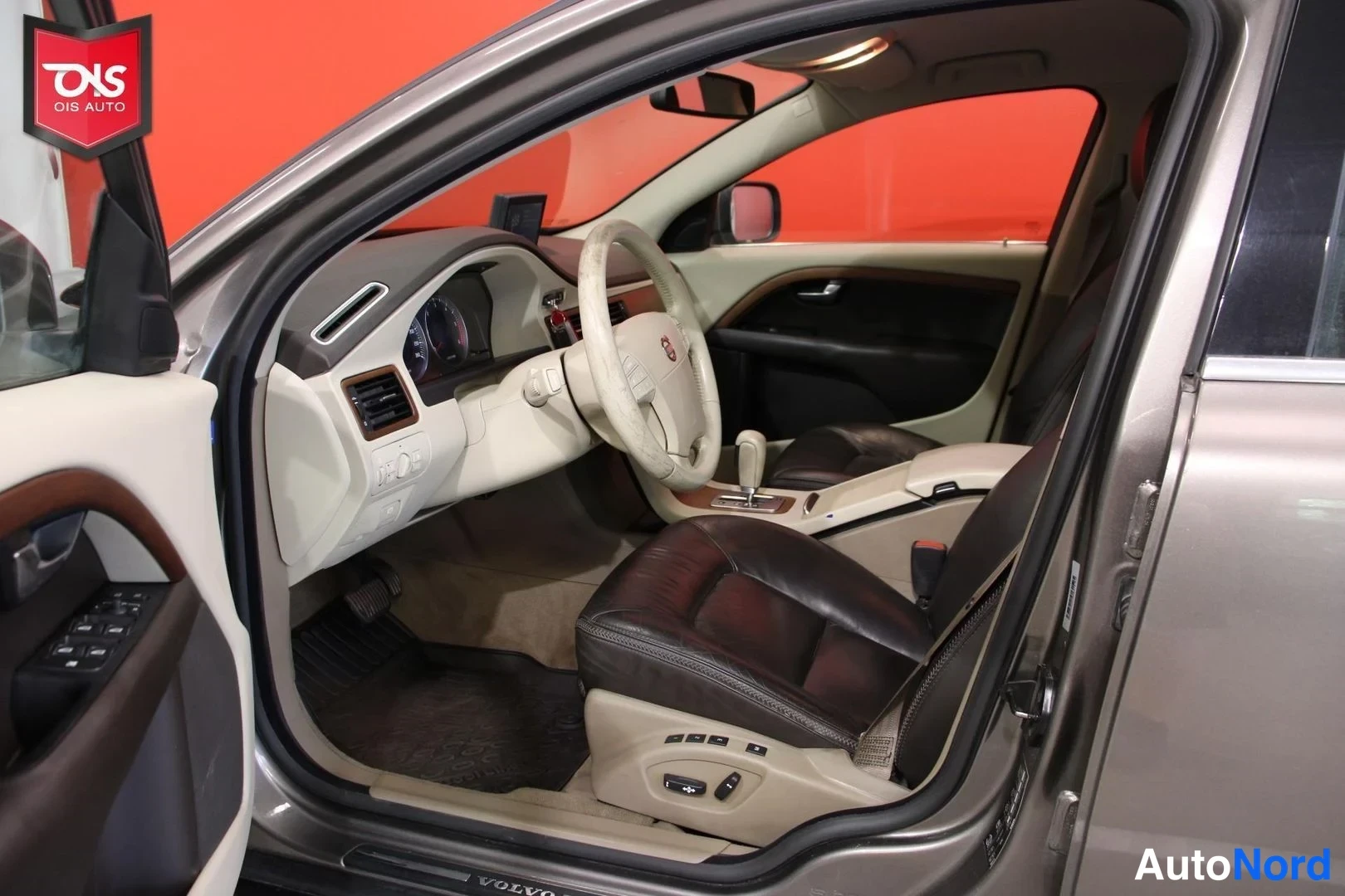 Ruskea Volvo XC70 2008, ohjaamo, kuva 10
