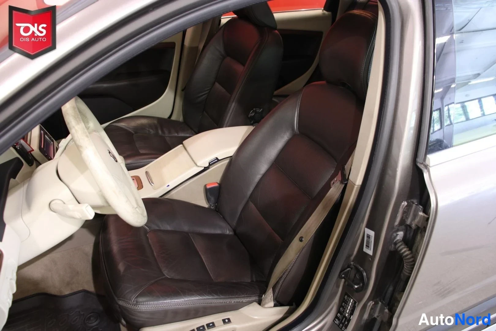 Ruskea Volvo XC70 2008, etuistuimet, kuva 12