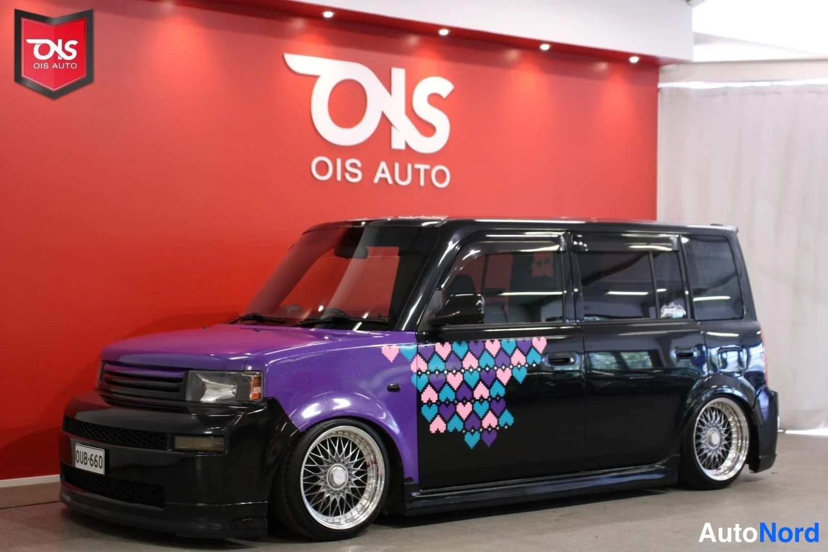 Musta Toyota BB 2000, etuviisto, keula vasemmalle, kuva 2