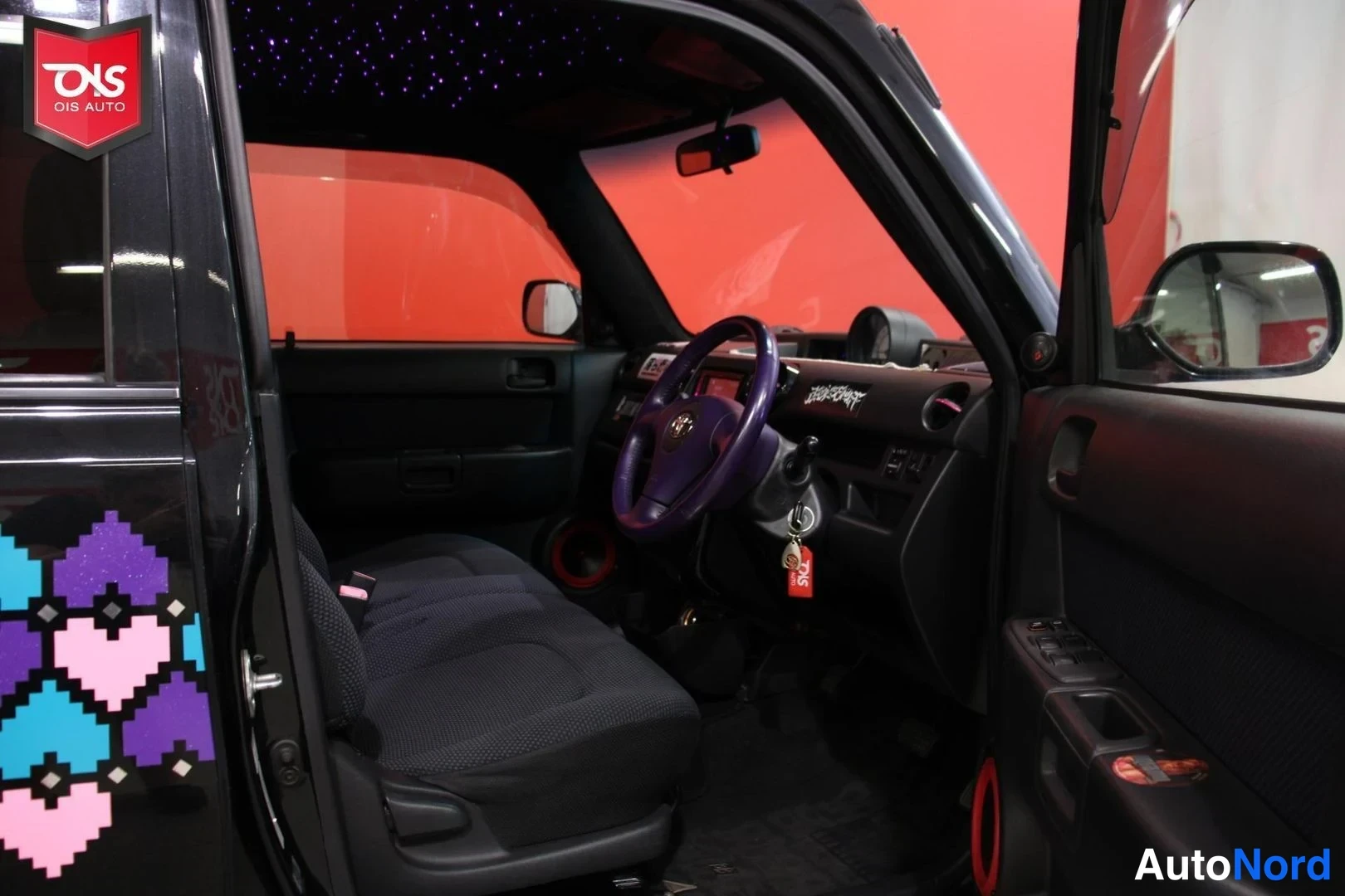 Musta Toyota BB 2000, ohjaamo, kuva 11