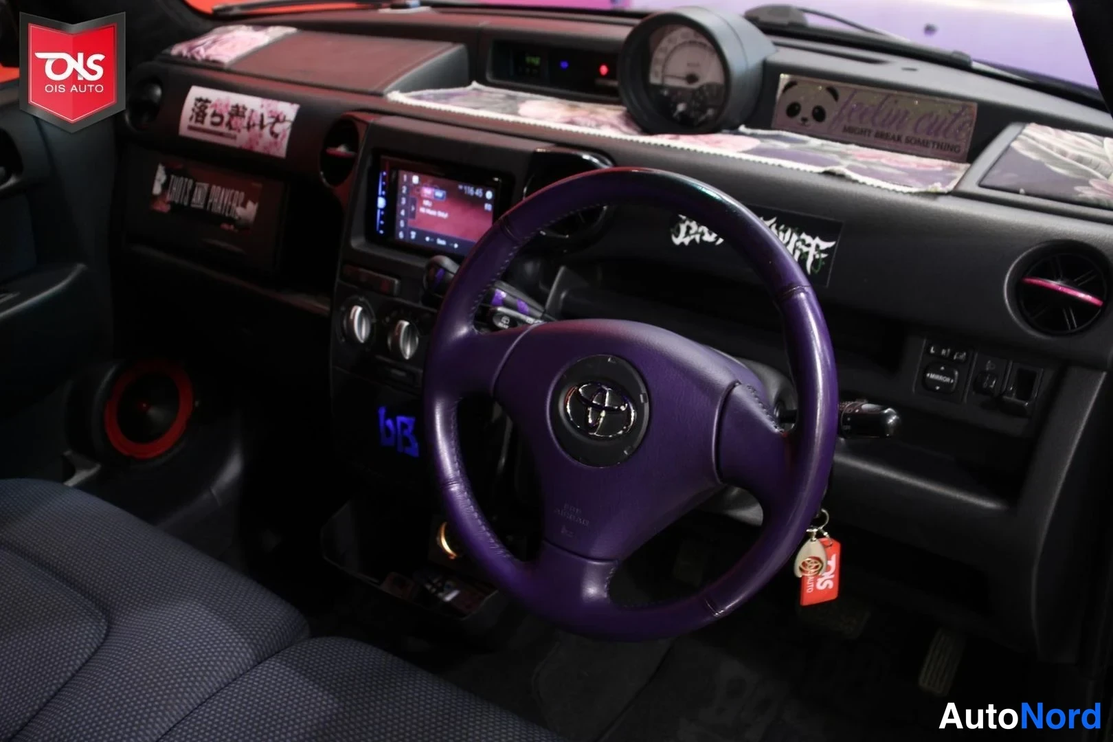 Musta Toyota BB 2000, ohjaamo, kuva 12