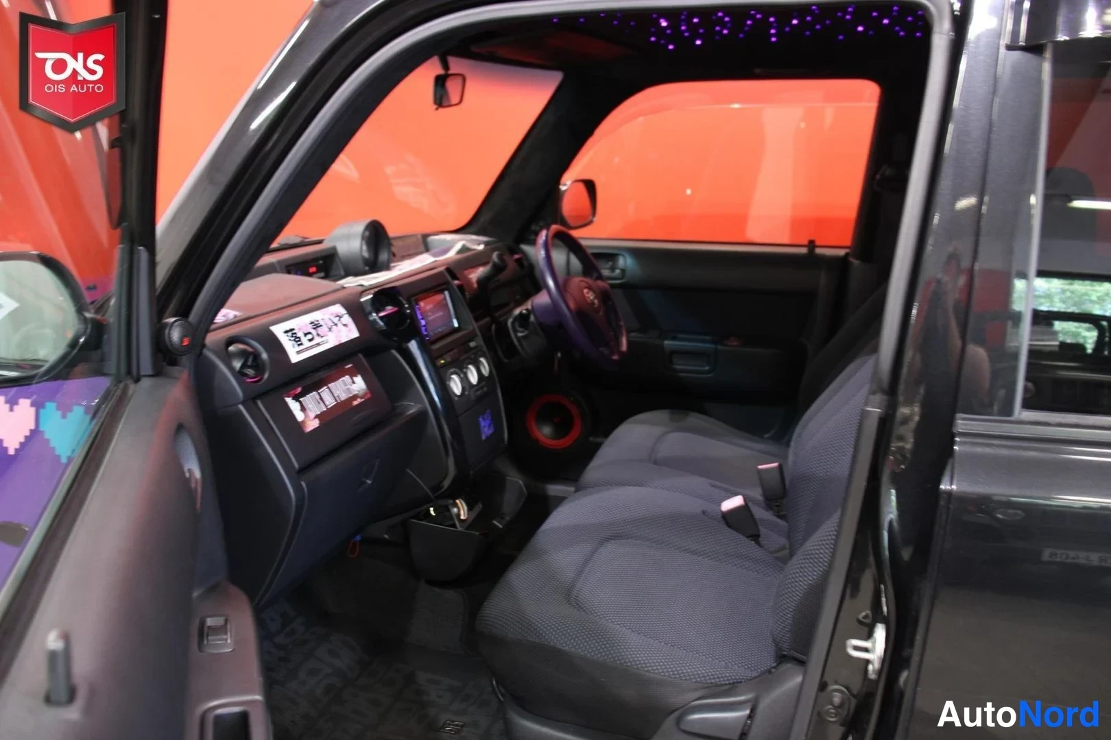Musta Toyota BB 2000, ohjaamo, kuva 13