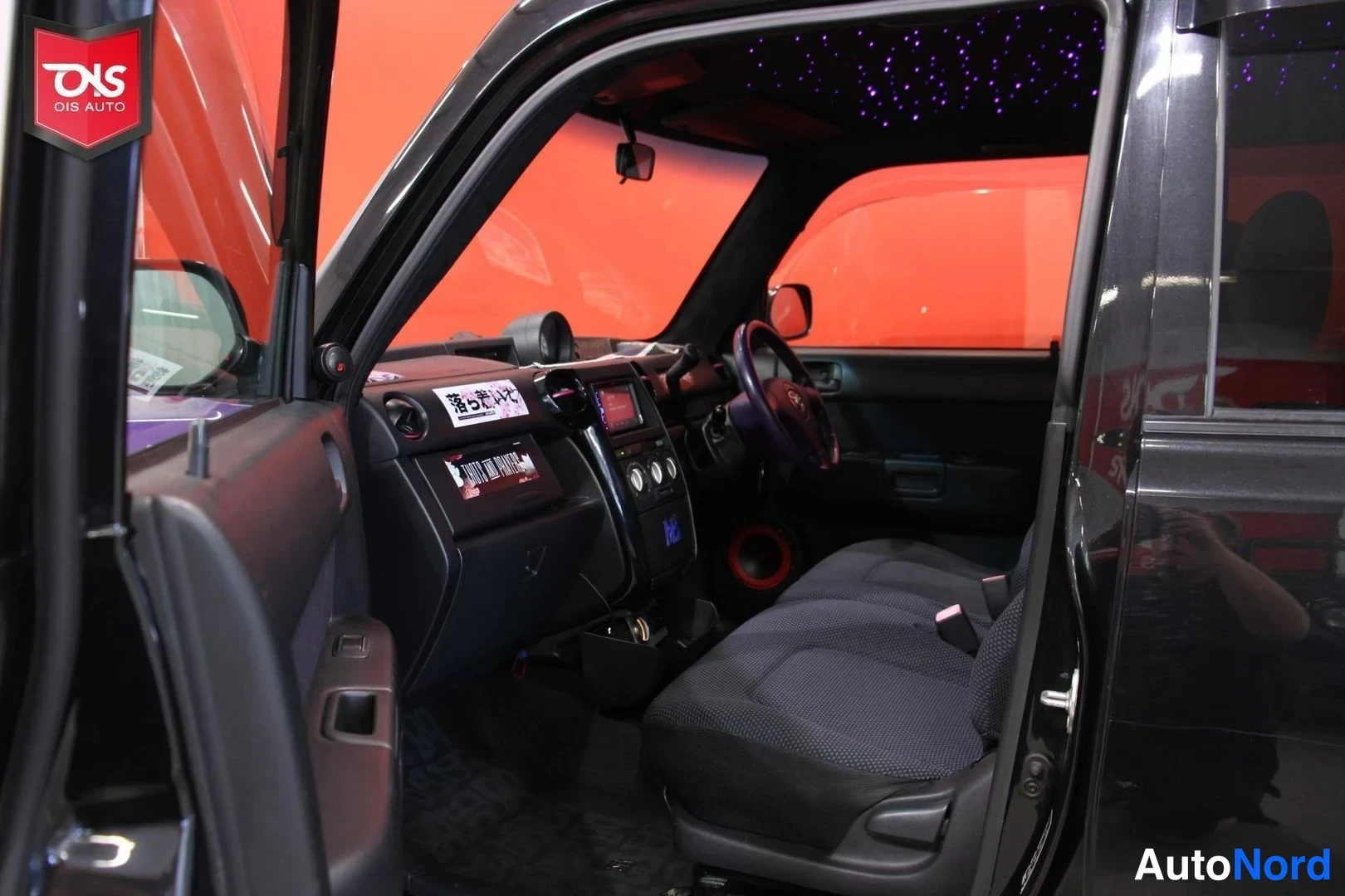 Musta Toyota BB 2000, ohjaamo, kuva 14