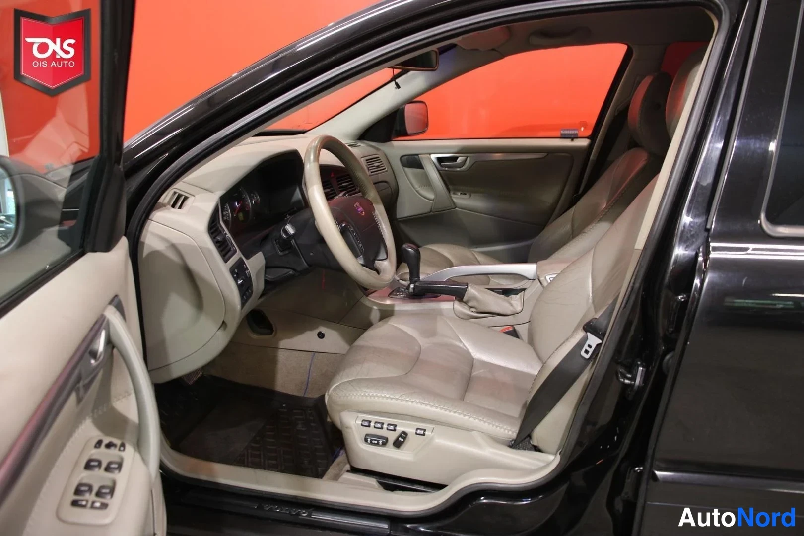 Musta Volvo XC70 2006, ohjaamo, kuva 9