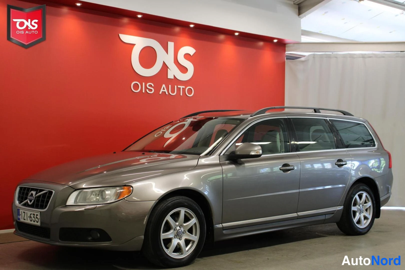 Ruskea Volvo V70 2010, etuviisto, keula vasemmalle, kuva 2