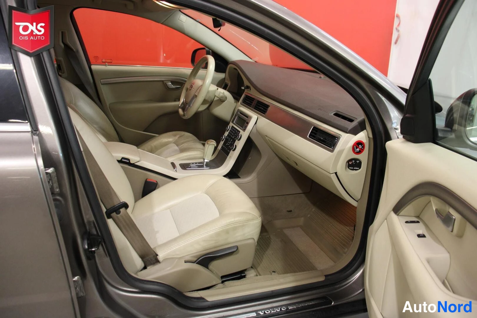 Ruskea Volvo V70 2010, ohjaamo, kuva 10