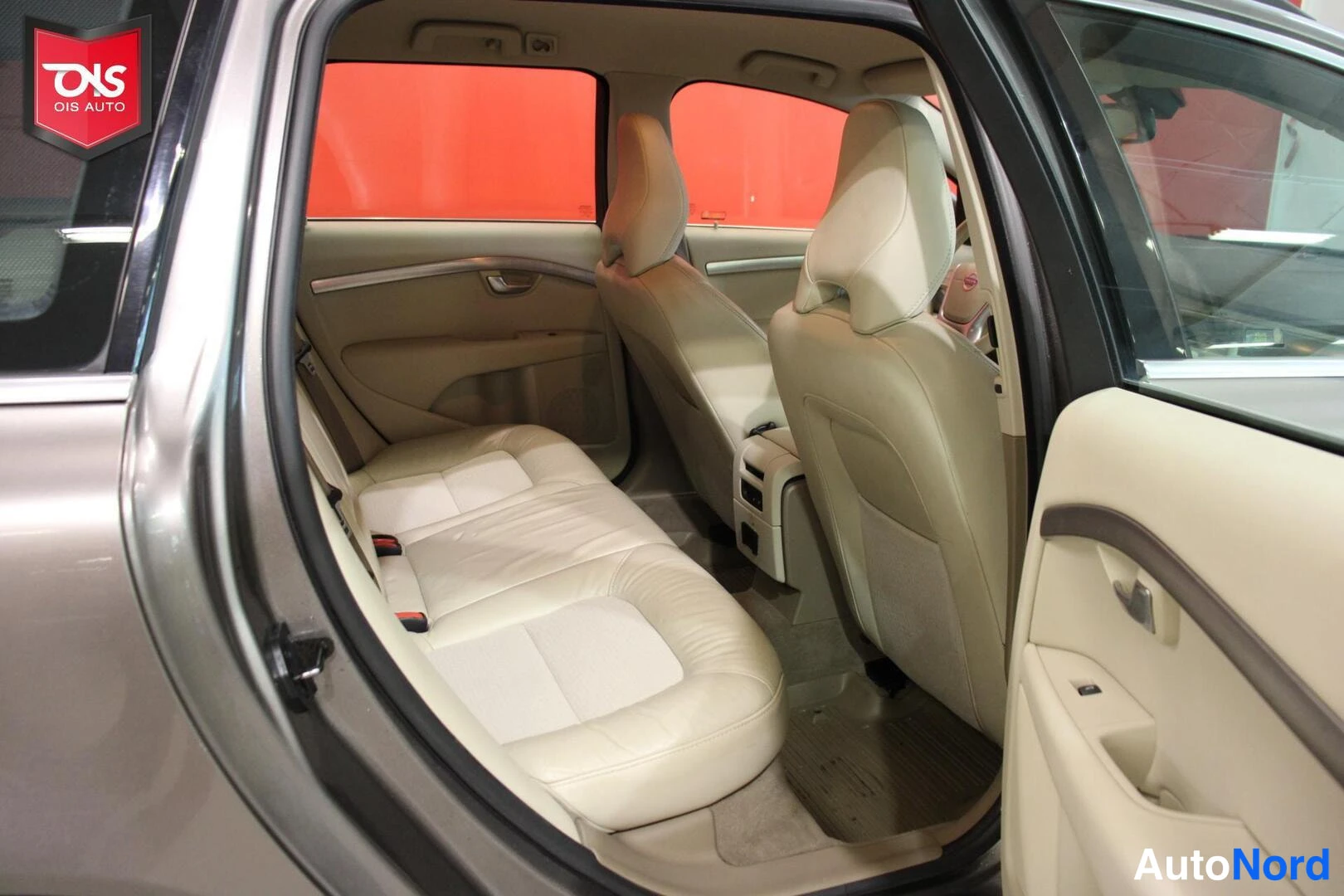 Ruskea Volvo V70 2010, takaistuimet, kuva 13