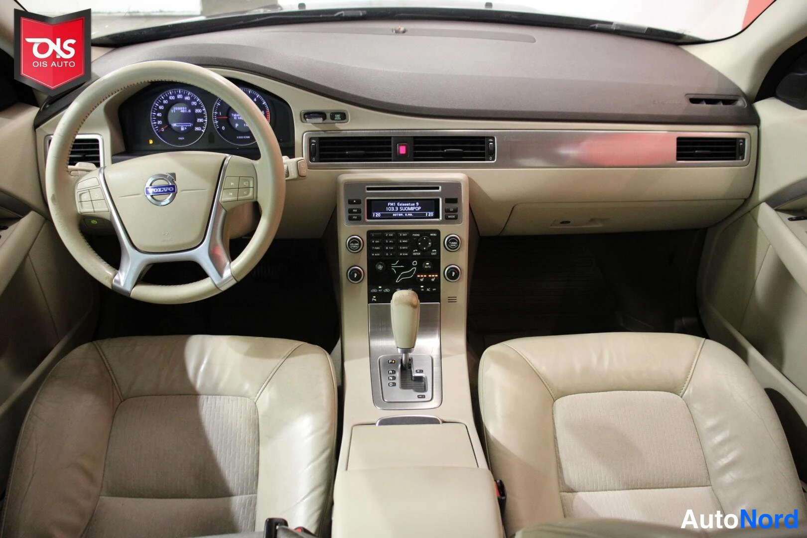 Ruskea Volvo V70 2010, ohjaamo, kuva 11