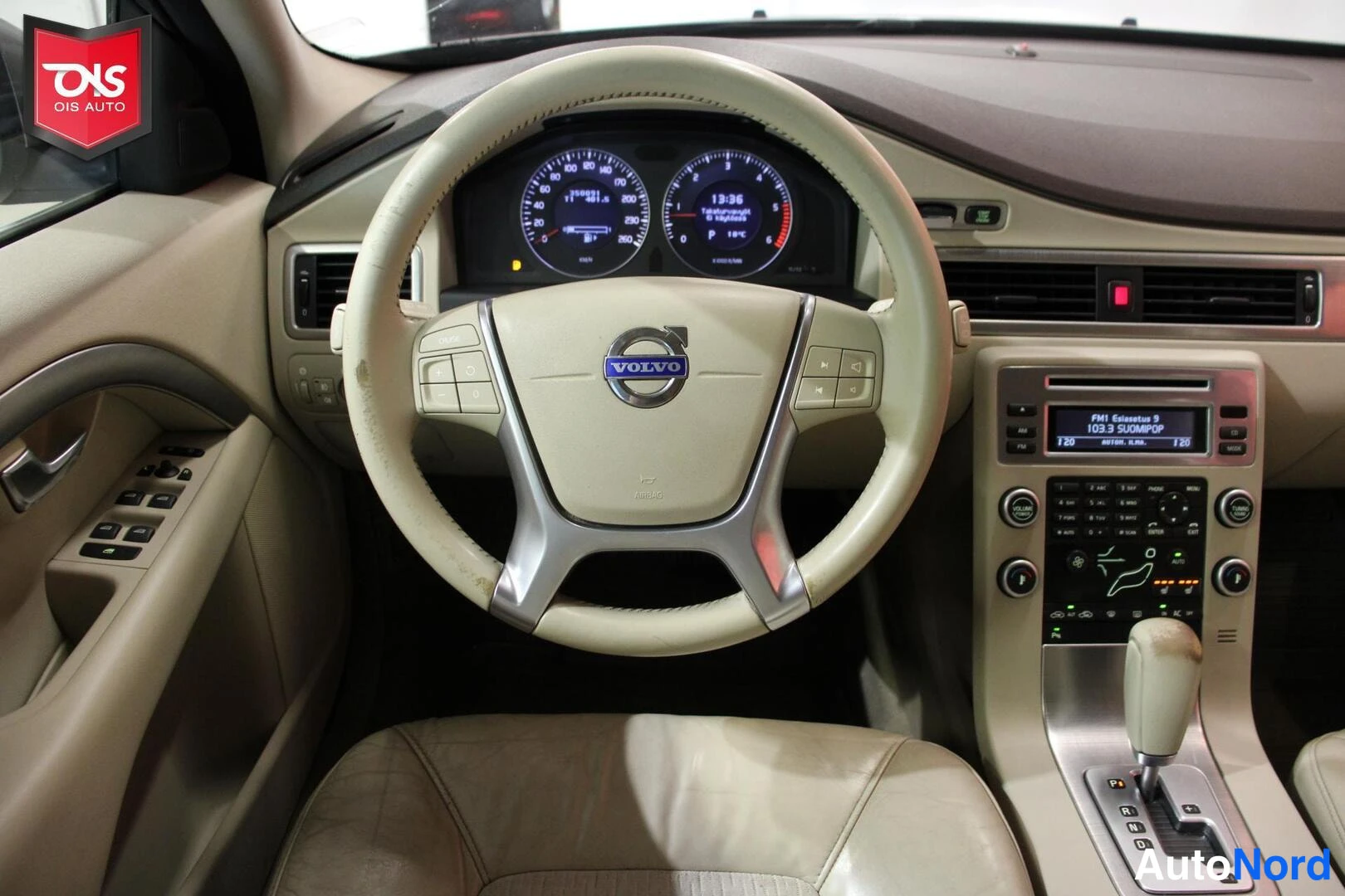 Ruskea Volvo V70 2010, yksityiskohta, kuva 15