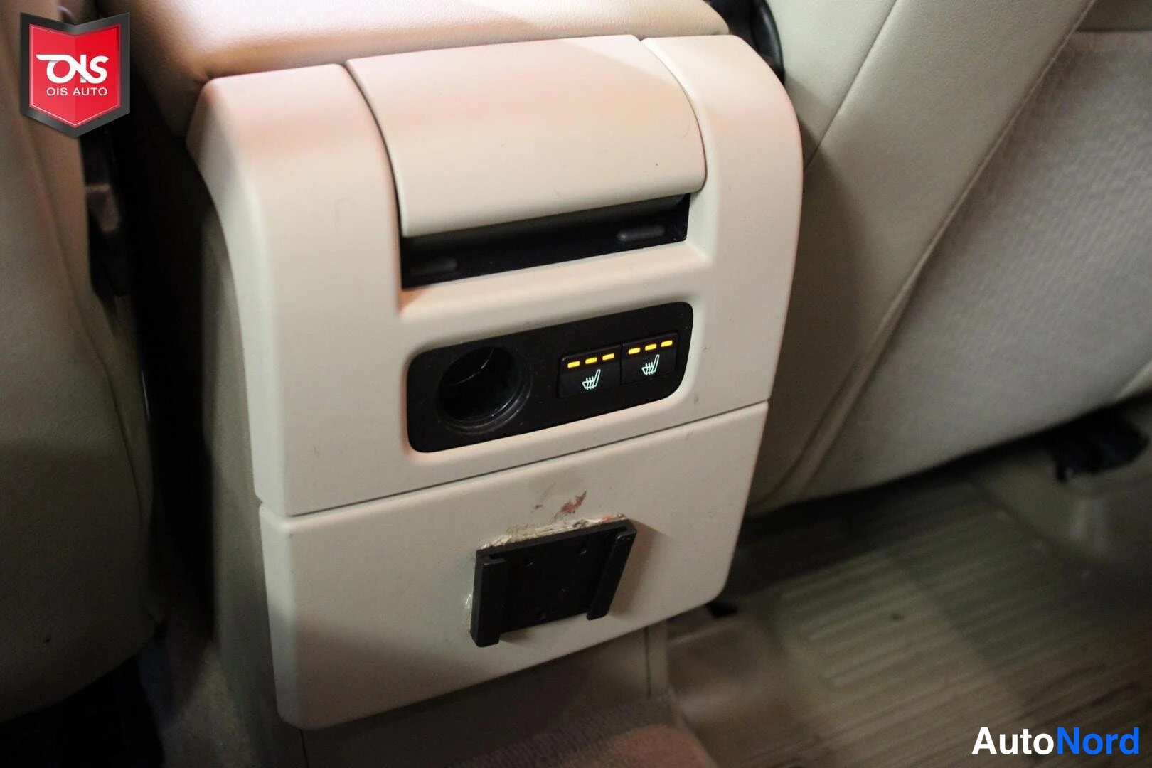 Ruskea Volvo V70 2010, yksityiskohta, kuva 16