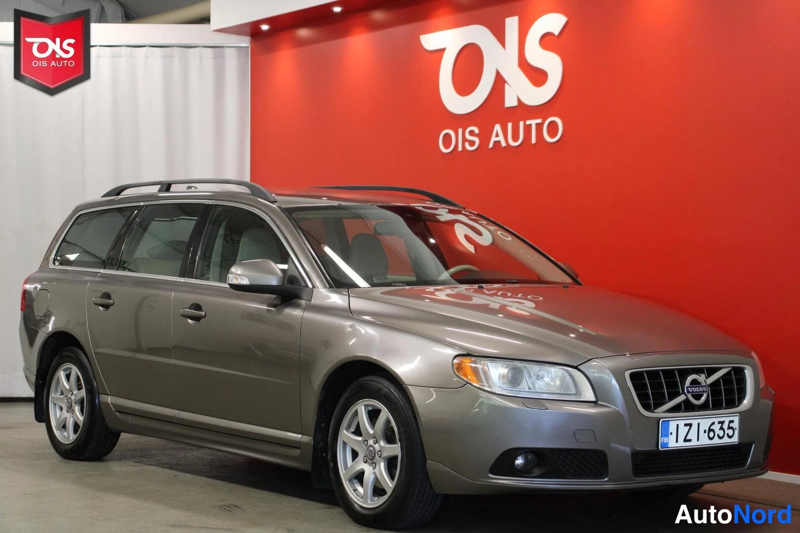 Ruskea Volvo V70 2010, etuviisto, keula oikealle, kuva 3