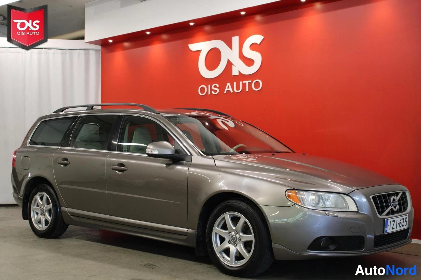 Ruskea Volvo V70 2010, etuviisto, keula oikealle, kuva 4