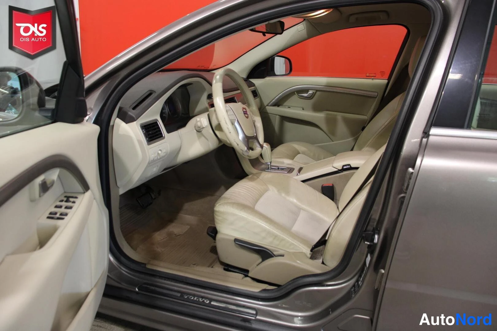 Ruskea Volvo V70 2010, ohjaamo, kuva 9