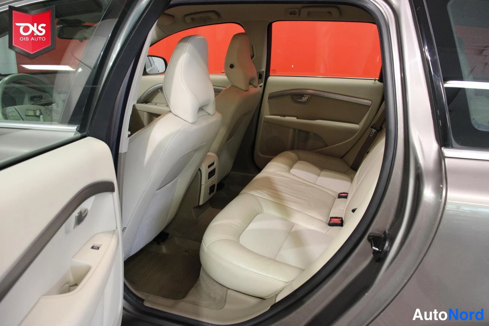 Ruskea Volvo V70 2010, takaistuimet, kuva 12