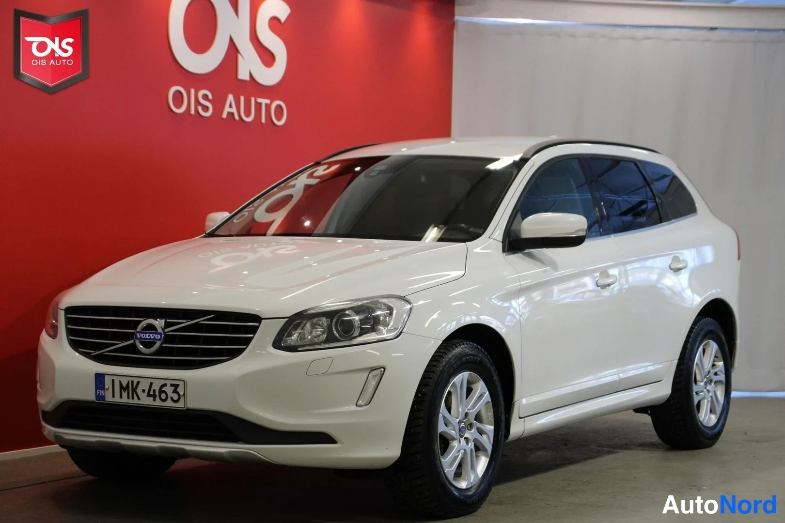 Valkoinen Volvo XC60 2015, etuviisto, keula vasemmalle, kuva 2